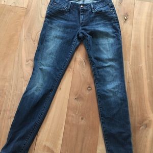 Great pair of Joes Chelsea skinny jeans 27